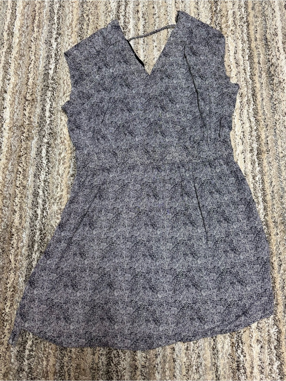 DR2 Black/White Herringbone Print Sleeveless V-Neck Dress